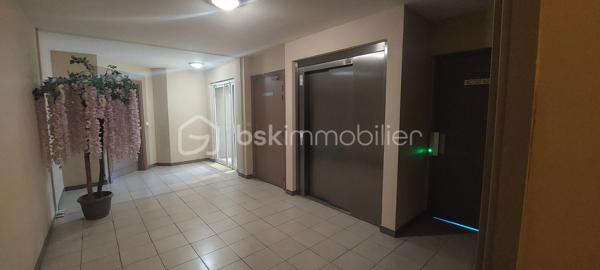 Vous recherchez un appartement 3 pièces lumineux avec une terrasse ,un jardin  et un garage fermé alors venez constater par vous-même.
Parmi les nombreux atouts de votre futur bien:

* Jolie terrasse ensoleillée ( orientée Sud-ouest) pour dîner entre amis.
* Jardin cloturé entouré de verdure.
* T3 de 63 m2 traversant pour un maximum de lumière. 
* Au calme absolu.
* Grande pièce à vivre.
* Cuisine ouverte équipée.
* 2 belles chambres avec placards intégrés. 
* WC indépendant.
* Douche italienne avec fenêtre.
* Climatisation dans tout l'appartement.
* Double vitrage, porte blindée.
* Résidence de Standing totalement sécurisée.
* Proche des arrêts de bus et commerces à pied (intermarché, super U).
* Faibles charges (seulement 118 euros mensuels.)

Ce bien se complète d'un garage fermé en sous-sol.

DE PLUS VOUS AVEZ LA POSSIBILITÉ D'ACQUÉRIR UN DEUXIÈME GARAGE FERMÉ DANS LA RESIDENCE POUR UN MONTANT DE 28000 EUROS.

VISITEZ ET POSEZ VOS VALISES!
