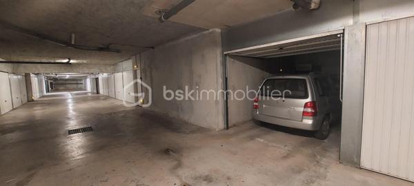 Vous recherchez un appartement 3 pièces lumineux avec une terrasse ,un jardin  et un garage fermé alors venez constater par vous-même.
Parmi les nombreux atouts de votre futur bien:

* Jolie terrasse ensoleillée ( orientée Sud-ouest) pour dîner entre amis.
* Jardin cloturé entouré de verdure.
* T3 de 63 m2 traversant pour un maximum de lumière. 
* Au calme absolu.
* Grande pièce à vivre.
* Cuisine ouverte équipée.
* 2 belles chambres avec placards intégrés. 
* WC indépendant.
* Douche italienne avec fenêtre.
* Climatisation dans tout l'appartement.
* Double vitrage, porte blindée.
* Résidence de Standing totalement sécurisée.
* Proche des arrêts de bus et commerces à pied (intermarché, super U).
* Faibles charges (seulement 118 euros mensuels.)

Ce bien se complète d'un garage fermé en sous-sol.

DE PLUS VOUS AVEZ LA POSSIBILITÉ D'ACQUÉRIR UN DEUXIÈME GARAGE FERMÉ DANS LA RESIDENCE POUR UN MONTANT DE 28000 EUROS.

VISITEZ ET POSEZ VOS VALISES!