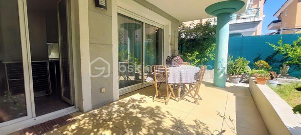 Vous recherchez un appartement 3 pièces lumineux avec une terrasse ,un jardin  et un garage fermé alors venez constater par vous-même.
Parmi les nombreux atouts de votre futur bien:

* Jolie terrasse ensoleillée ( orientée Sud-ouest) pour dîner entre amis.
* Jardin cloturé entouré de verdure.
* T3 de 63 m2 traversant pour un maximum de lumière. 
* Au calme absolu.
* Grande pièce à vivre.
* Cuisine ouverte équipée.
* 2 belles chambres avec placards intégrés. 
* WC indépendant.
* Douche italienne avec fenêtre.
* Climatisation dans tout l'appartement.
* Double vitrage, porte blindée.
* Résidence de Standing totalement sécurisée.
* Proche des arrêts de bus et commerces à pied (intermarché, super U).
* Faibles charges (seulement 118 euros mensuels.)

Ce bien se complète d'un garage fermé en sous-sol.

DE PLUS VOUS AVEZ LA POSSIBILITÉ D'ACQUÉRIR UN DEUXIÈME GARAGE FERMÉ DANS LA RESIDENCE POUR UN MONTANT DE 28000 EUROS.

VISITEZ ET POSEZ VOS VALISES!