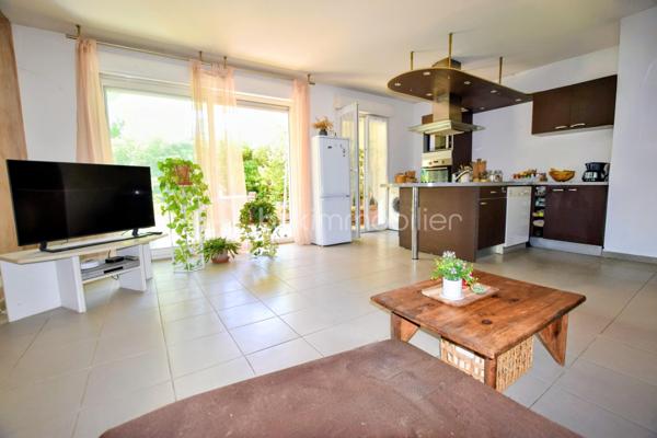Vous recherchez un appartement 3 pièces lumineux avec une terrasse ,un jardin  et un garage fermé alors venez constater par vous-même.
Parmi les nombreux atouts de votre futur bien:

* Jolie terrasse ensoleillée ( orientée Sud-ouest) pour dîner entre amis.
* Jardin cloturé entouré de verdure.
* T3 de 63 m2 traversant pour un maximum de lumière. 
* Au calme absolu.
* Grande pièce à vivre.
* Cuisine ouverte équipée.
* 2 belles chambres avec placards intégrés. 
* WC indépendant.
* Douche italienne avec fenêtre.
* Climatisation dans tout l'appartement.
* Double vitrage, porte blindée.
* Résidence de Standing totalement sécurisée.
* Proche des arrêts de bus et commerces à pied (intermarché, super U).
* Faibles charges (seulement 118 euros mensuels.)

Ce bien se complète d'un garage fermé en sous-sol.

DE PLUS VOUS AVEZ LA POSSIBILITÉ D'ACQUÉRIR UN DEUXIÈME GARAGE FERMÉ DANS LA RESIDENCE POUR UN MONTANT DE 28000 EUROS.

VISITEZ ET POSEZ VOS VALISES!