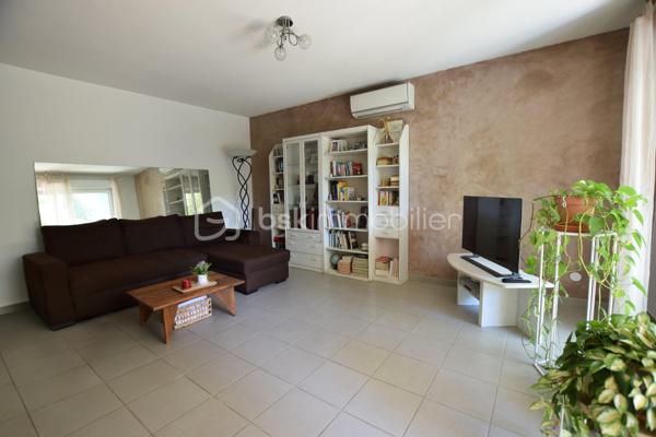 Vous recherchez un appartement 3 pièces lumineux avec une terrasse ,un jardin  et un garage fermé alors venez constater par vous-même.
Parmi les nombreux atouts de votre futur bien:

* Jolie terrasse ensoleillée ( orientée Sud-ouest) pour dîner entre amis.
* Jardin cloturé entouré de verdure.
* T3 de 63 m2 traversant pour un maximum de lumière. 
* Au calme absolu.
* Grande pièce à vivre.
* Cuisine ouverte équipée.
* 2 belles chambres avec placards intégrés. 
* WC indépendant.
* Douche italienne avec fenêtre.
* Climatisation dans tout l'appartement.
* Double vitrage, porte blindée.
* Résidence de Standing totalement sécurisée.
* Proche des arrêts de bus et commerces à pied (intermarché, super U).
* Faibles charges (seulement 118 euros mensuels.)

Ce bien se complète d'un garage fermé en sous-sol.

DE PLUS VOUS AVEZ LA POSSIBILITÉ D'ACQUÉRIR UN DEUXIÈME GARAGE FERMÉ DANS LA RESIDENCE POUR UN MONTANT DE 28000 EUROS.

VISITEZ ET POSEZ VOS VALISES!