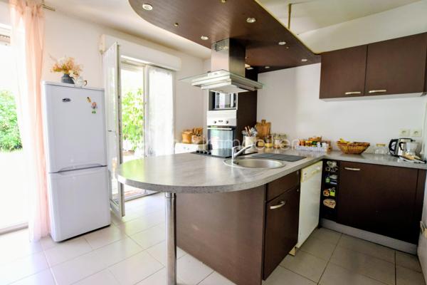 Vous recherchez un appartement 3 pièces lumineux avec une terrasse ,un jardin  et un garage fermé alors venez constater par vous-même.
Parmi les nombreux atouts de votre futur bien:

* Jolie terrasse ensoleillée ( orientée Sud-ouest) pour dîner entre amis.
* Jardin cloturé entouré de verdure.
* T3 de 63 m2 traversant pour un maximum de lumière. 
* Au calme absolu.
* Grande pièce à vivre.
* Cuisine ouverte équipée.
* 2 belles chambres avec placards intégrés. 
* WC indépendant.
* Douche italienne avec fenêtre.
* Climatisation dans tout l'appartement.
* Double vitrage, porte blindée.
* Résidence de Standing totalement sécurisée.
* Proche des arrêts de bus et commerces à pied (intermarché, super U).
* Faibles charges (seulement 118 euros mensuels.)

Ce bien se complète d'un garage fermé en sous-sol.

DE PLUS VOUS AVEZ LA POSSIBILITÉ D'ACQUÉRIR UN DEUXIÈME GARAGE FERMÉ DANS LA RESIDENCE POUR UN MONTANT DE 28000 EUROS.

VISITEZ ET POSEZ VOS VALISES!