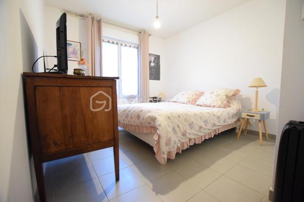 Vous recherchez un appartement 3 pièces lumineux avec une terrasse ,un jardin  et un garage fermé alors venez constater par vous-même.
Parmi les nombreux atouts de votre futur bien:

* Jolie terrasse ensoleillée ( orientée Sud-ouest) pour dîner entre amis.
* Jardin cloturé entouré de verdure.
* T3 de 63 m2 traversant pour un maximum de lumière. 
* Au calme absolu.
* Grande pièce à vivre.
* Cuisine ouverte équipée.
* 2 belles chambres avec placards intégrés. 
* WC indépendant.
* Douche italienne avec fenêtre.
* Climatisation dans tout l'appartement.
* Double vitrage, porte blindée.
* Résidence de Standing totalement sécurisée.
* Proche des arrêts de bus et commerces à pied (intermarché, super U).
* Faibles charges (seulement 118 euros mensuels.)

Ce bien se complète d'un garage fermé en sous-sol.

DE PLUS VOUS AVEZ LA POSSIBILITÉ D'ACQUÉRIR UN DEUXIÈME GARAGE FERMÉ DANS LA RESIDENCE POUR UN MONTANT DE 28000 EUROS.

VISITEZ ET POSEZ VOS VALISES!