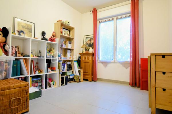 Vous recherchez un appartement 3 pièces lumineux avec une terrasse ,un jardin  et un garage fermé alors venez constater par vous-même.
Parmi les nombreux atouts de votre futur bien:

* Jolie terrasse ensoleillée ( orientée Sud-ouest) pour dîner entre amis.
* Jardin cloturé entouré de verdure.
* T3 de 63 m2 traversant pour un maximum de lumière. 
* Au calme absolu.
* Grande pièce à vivre.
* Cuisine ouverte équipée.
* 2 belles chambres avec placards intégrés. 
* WC indépendant.
* Douche italienne avec fenêtre.
* Climatisation dans tout l'appartement.
* Double vitrage, porte blindée.
* Résidence de Standing totalement sécurisée.
* Proche des arrêts de bus et commerces à pied (intermarché, super U).
* Faibles charges (seulement 118 euros mensuels.)

Ce bien se complète d'un garage fermé en sous-sol.

DE PLUS VOUS AVEZ LA POSSIBILITÉ D'ACQUÉRIR UN DEUXIÈME GARAGE FERMÉ DANS LA RESIDENCE POUR UN MONTANT DE 28000 EUROS.

VISITEZ ET POSEZ VOS VALISES!