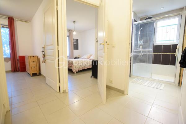 Vous recherchez un appartement 3 pièces lumineux avec une terrasse ,un jardin  et un garage fermé alors venez constater par vous-même.
Parmi les nombreux atouts de votre futur bien:

* Jolie terrasse ensoleillée ( orientée Sud-ouest) pour dîner entre amis.
* Jardin cloturé entouré de verdure.
* T3 de 63 m2 traversant pour un maximum de lumière. 
* Au calme absolu.
* Grande pièce à vivre.
* Cuisine ouverte équipée.
* 2 belles chambres avec placards intégrés. 
* WC indépendant.
* Douche italienne avec fenêtre.
* Climatisation dans tout l'appartement.
* Double vitrage, porte blindée.
* Résidence de Standing totalement sécurisée.
* Proche des arrêts de bus et commerces à pied (intermarché, super U).
* Faibles charges (seulement 118 euros mensuels.)

Ce bien se complète d'un garage fermé en sous-sol.

DE PLUS VOUS AVEZ LA POSSIBILITÉ D'ACQUÉRIR UN DEUXIÈME GARAGE FERMÉ DANS LA RESIDENCE POUR UN MONTANT DE 28000 EUROS.

VISITEZ ET POSEZ VOS VALISES!