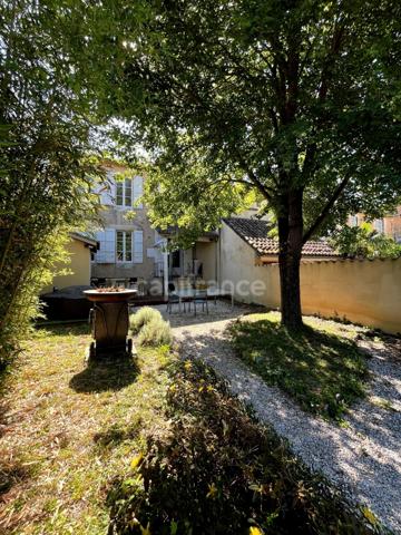 Jolie maison en plein centre de FLEURANCE (32), 165 m2, 5 pièces, 3 chambres, cave, jardin clos et puits...