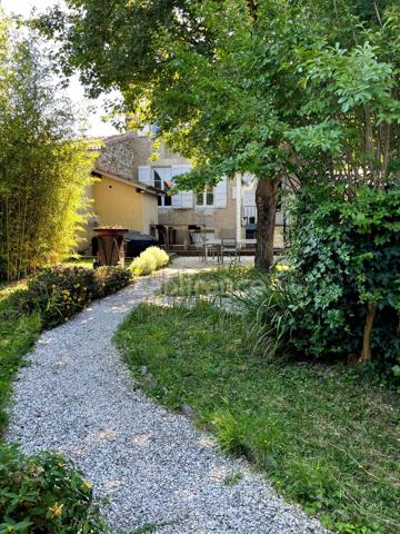 Jolie maison en plein centre de FLEURANCE (32), 165 m2, 5 pièces, 3 chambres, cave, jardin clos et puits...