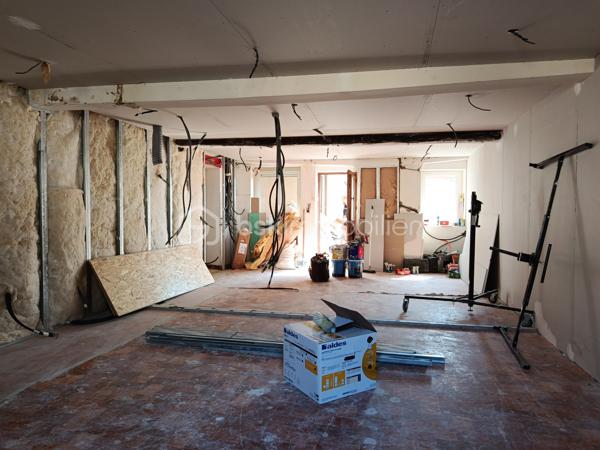 Joli appartement de 37 m², entièrement refait à NEUF, isolation, cuisine, salle d'eau, une chambre.
La cuisine sera équipée avec plaque, hotte et meubles de rangements ( voir liste en photo )
Possibilité d'acheter en sus, un box garage ou une place de parking attitrée.