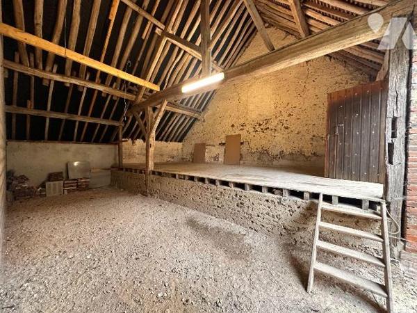 En exclusivité :
Ancienne grange rénovée d'environ 100 m² avec électricité, sans eau, sans ass...