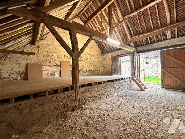 En exclusivité :
Ancienne grange rénovée d'environ 100 m² avec électricité, sans eau, sans ass...