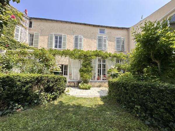 Exceptionnelle maison de maître coeur de St Jean d'Angély Saint-Jean-d'Angély (17400)
