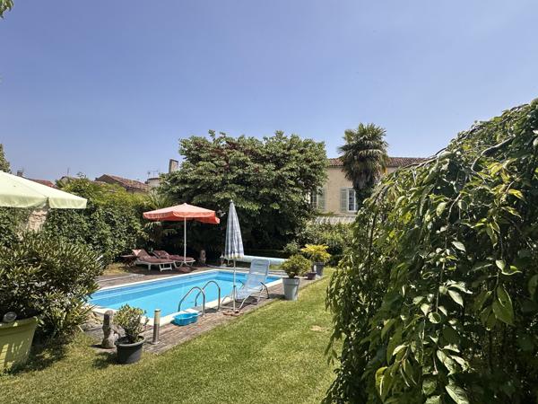 Exceptionnelle maison de maître coeur de St Jean d'Angély Saint-Jean-d'Angély (17400)