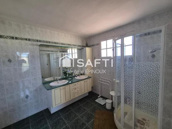 Un bel éventail de prestations pour ce pavillon aux beaux volumes, que des + !!! 4 chambres + une belle superficie de terrain + 67m2 de garage et 100m2 de sous sol + un emplacement idéalement situé aux portes de tout Châtellerault...