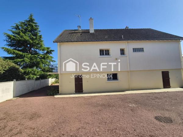 Un bel éventail de prestations pour ce pavillon aux beaux volumes, que des + !!! 4 chambres + une belle superficie de terrain + 67m2 de garage et 100m2 de sous sol + un emplacement idéalement situé aux portes de tout Châtellerault...