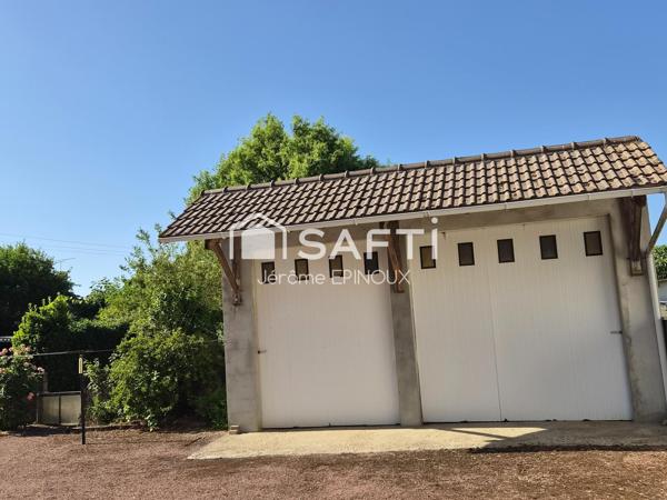 Un bel éventail de prestations pour ce pavillon aux beaux volumes, que des + !!! 4 chambres + une belle superficie de terrain + 67m2 de garage et 100m2 de sous sol + un emplacement idéalement situé aux portes de tout Châtellerault...