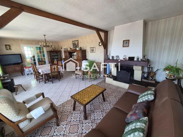 Un bel éventail de prestations pour ce pavillon aux beaux volumes, que des + !!! 4 chambres + une belle superficie de terrain + 67m2 de garage et 100m2 de sous sol + un emplacement idéalement situé aux portes de tout Châtellerault...