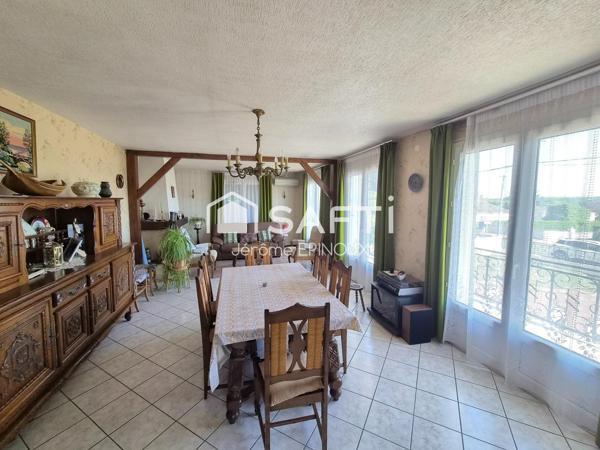 Un bel éventail de prestations pour ce pavillon aux beaux volumes, que des + !!! 4 chambres + une belle superficie de terrain + 67m2 de garage et 100m2 de sous sol + un emplacement idéalement situé aux portes de tout Châtellerault...