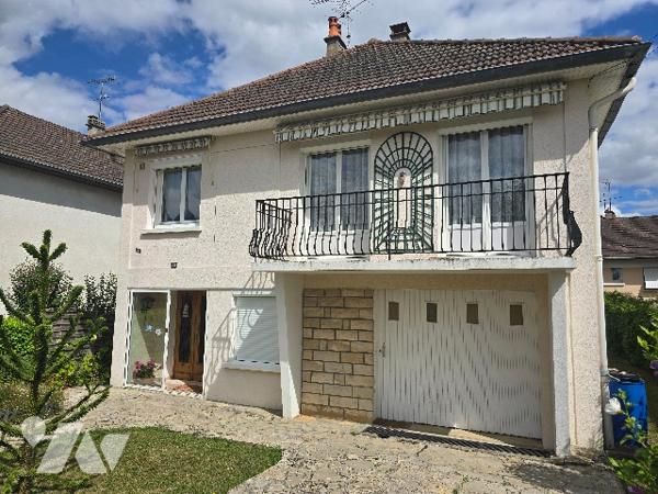 Maison de ville de 91 m² élevée sur sous-sol édifiée sur parcelle de 458 m².