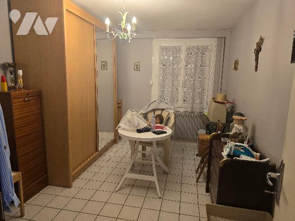 Maison de ville de 91 m² élevée sur sous-sol édifiée sur parcelle de 458 m².