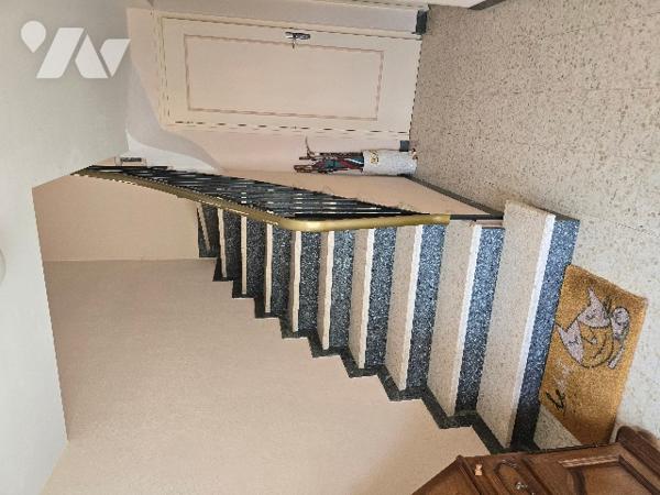 Maison de ville de 91 m² élevée sur sous-sol édifiée sur parcelle de 458 m².