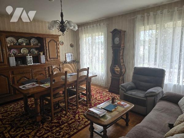 Maison de ville de 91 m² élevée sur sous-sol édifiée sur parcelle de 458 m².