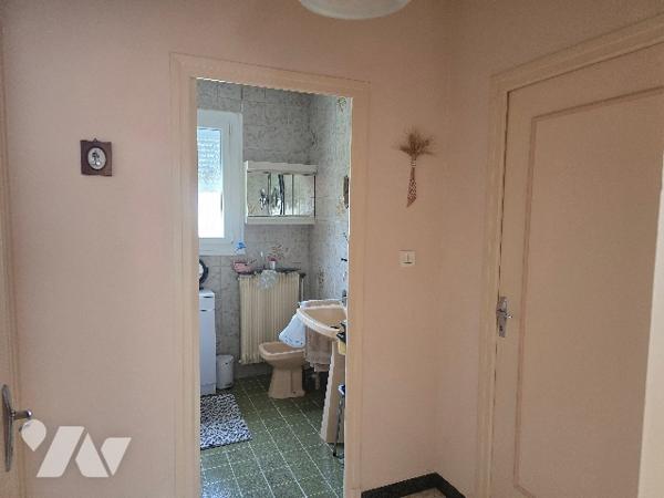 Maison de ville de 91 m² élevée sur sous-sol édifiée sur parcelle de 458 m².