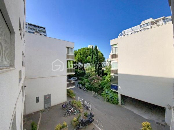 En plein coeur de ville, ce studio de 15 m2 est situé au 2ème étage sans ascenseur. 
Il comprend une entrée avec rangements, séjour avec kitchenette, et salle d'eau avec WC.
Lumineux, exposé sud/est,  il offre une vue dégagée  et agréable sur la verdure.
DPE : E / faibles charges 36€ par mois