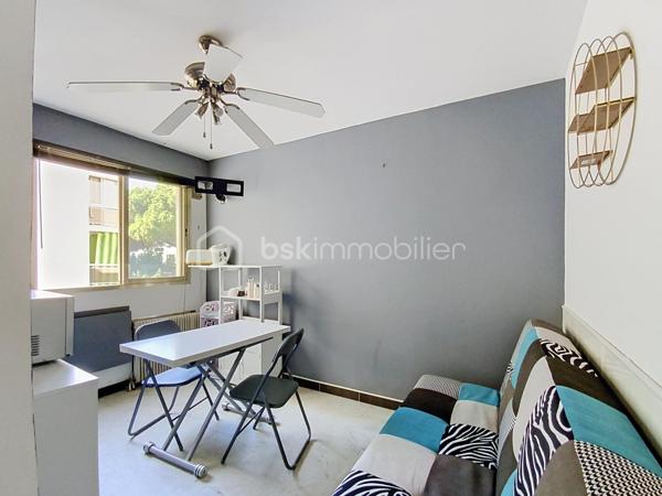 En plein coeur de ville, ce studio de 15 m2 est situé au 2ème étage sans ascenseur. 
Il comprend une entrée avec rangements, séjour avec kitchenette, et salle d'eau avec WC.
Lumineux, exposé sud/est,  il offre une vue dégagée  et agréable sur la verdure.
DPE : E / faibles charges 36€ par mois