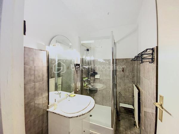 En plein coeur de ville, ce studio de 15 m2 est situé au 2ème étage sans ascenseur. 
Il comprend une entrée avec rangements, séjour avec kitchenette, et salle d'eau avec WC.
Lumineux, exposé sud/est,  il offre une vue dégagée  et agréable sur la verdure.
DPE : E / faibles charges 36€ par mois