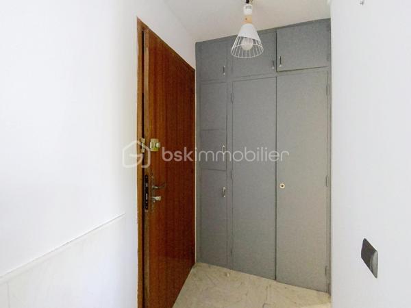 En plein coeur de ville, ce studio de 15 m2 est situé au 2ème étage sans ascenseur. 
Il comprend une entrée avec rangements, séjour avec kitchenette, et salle d'eau avec WC.
Lumineux, exposé sud/est,  il offre une vue dégagée  et agréable sur la verdure.
DPE : E / faibles charges 36€ par mois