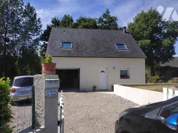 Sur terrain constructible de 990 m², pavillon indépendant de Type 4, comprenant séjour avec coi...