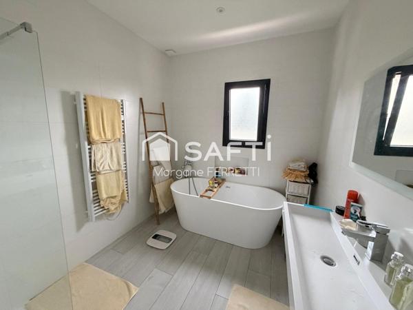 MAISON MODERNE 157 M2 SUR TERRAIN 653 M2 AVEC PISCINE ET GARAGE