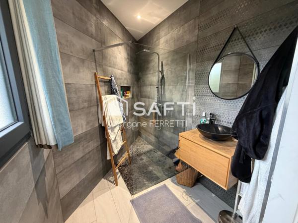MAISON MODERNE 157 M2 SUR TERRAIN 653 M2 AVEC PISCINE ET GARAGE