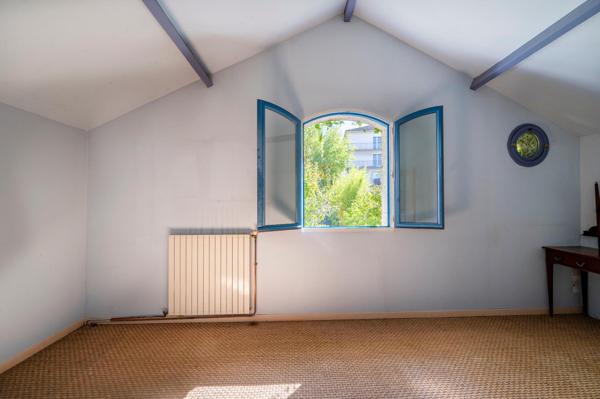 Maison de charme avec jardin sud, 4 chambres, 3 parking!