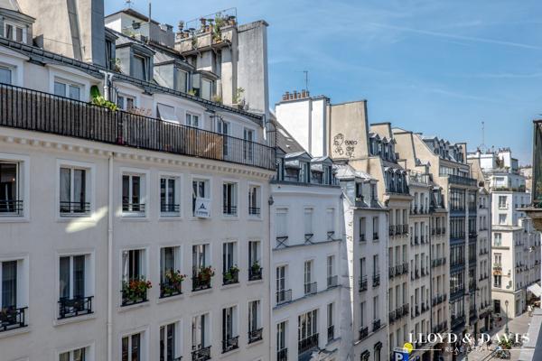 PARIS 75002- APPARTEMENT TOTALEMENT RENOVE DE 60m2 au 4ème étage d'un immeuble haussmannien