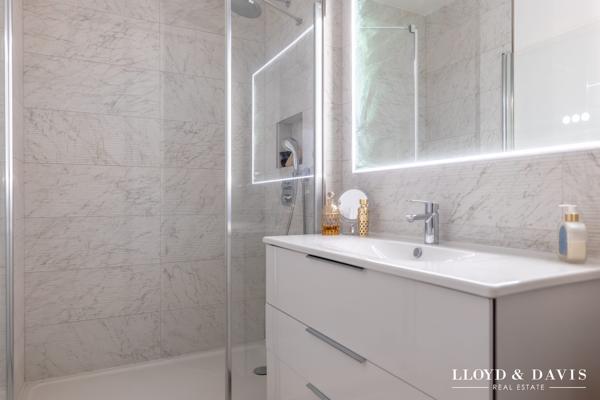 PARIS 75002- APPARTEMENT TOTALEMENT RENOVE DE 60m2 au 4ème étage d'un immeuble haussmannien