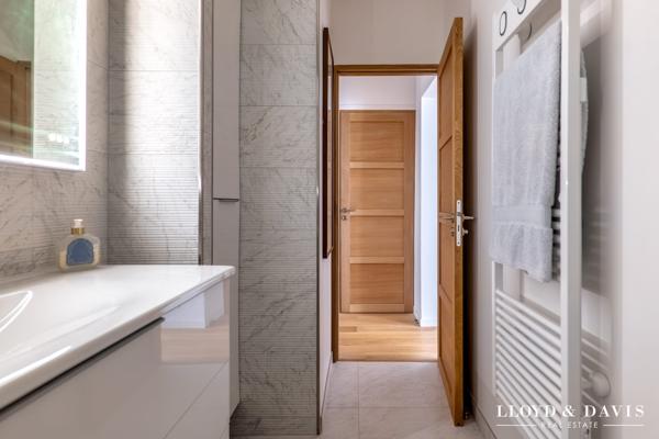 PARIS 75002- APPARTEMENT TOTALEMENT RENOVE DE 60m2 au 4ème étage d'un immeuble haussmannien