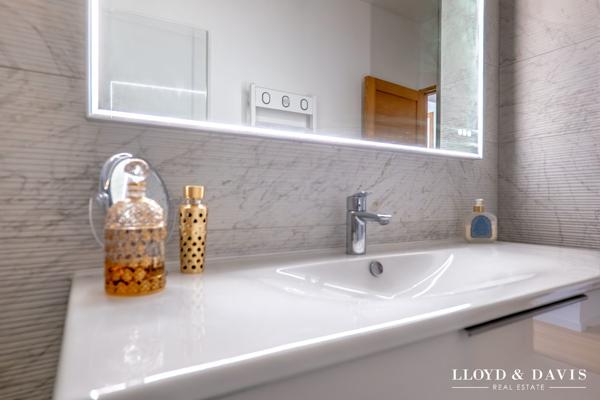 PARIS 75002- APPARTEMENT TOTALEMENT RENOVE DE 60m2 au 4ème étage d'un immeuble haussmannien