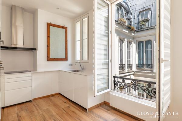 PARIS 75002- APPARTEMENT TOTALEMENT RENOVE DE 60m2 au 4ème étage d'un immeuble haussmannien