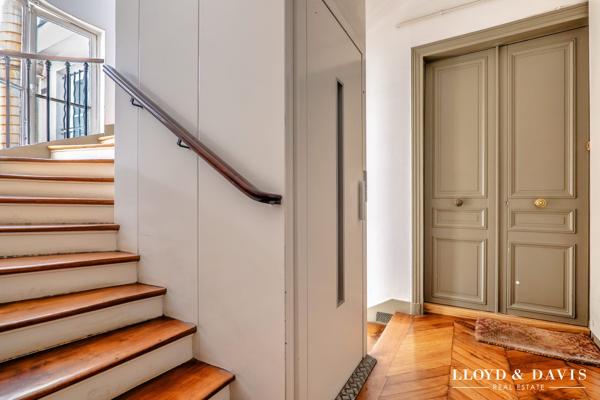 PARIS 75002- APPARTEMENT TOTALEMENT RENOVE DE 60m2 au 4ème étage d'un immeuble haussmannien