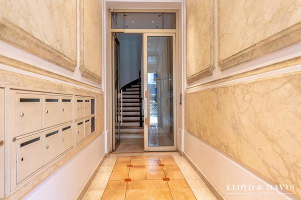 PARIS 75002- APPARTEMENT TOTALEMENT RENOVE DE 60m2 au 4ème étage d'un immeuble haussmannien