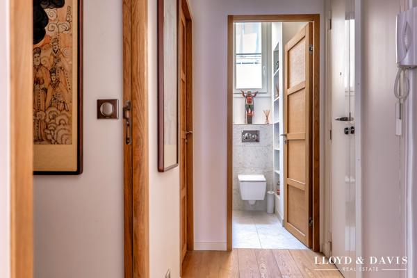 PARIS 75002- APPARTEMENT TOTALEMENT RENOVE DE 60m2 au 4ème étage d'un immeuble haussmannien