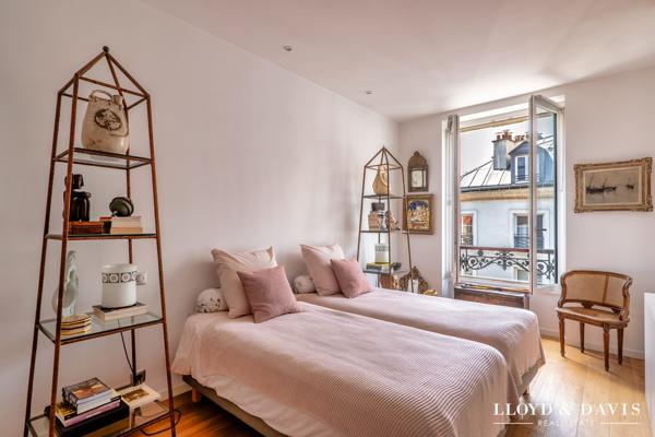 PARIS 75002- APPARTEMENT TOTALEMENT RENOVE DE 60m2 au 4ème étage d'un immeuble haussmannien
