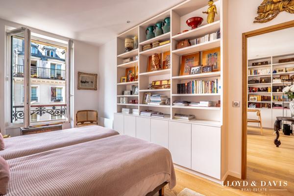 PARIS 75002- APPARTEMENT TOTALEMENT RENOVE DE 60m2 au 4ème étage d'un immeuble haussmannien