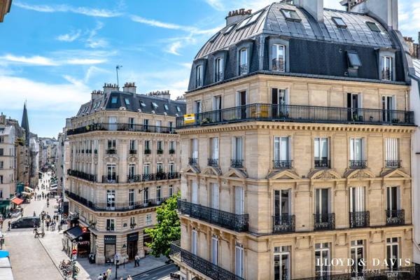 PARIS 75002- APPARTEMENT TOTALEMENT RENOVE DE 60m2 au 4ème étage d'un immeuble haussmannien