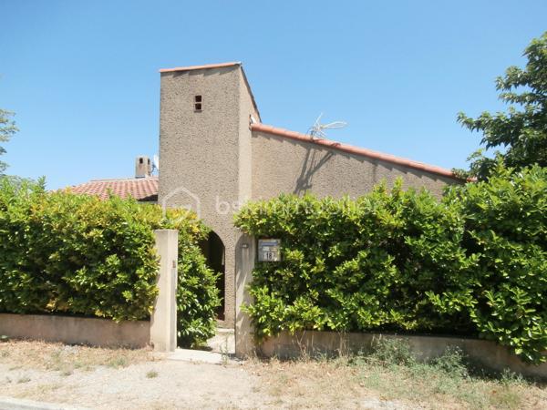 En exclusivité :  Dans petit quartier pavillonnaire et impasse. Proche centre du village et commodités. Bastide des années 1974 à rafraichir. Édifiée sur une grande parcelle de 1 162 m2 avec eau du canal d'arrosage. En situation dominante avec jolie vue dégagée sur la Durance. De type 4/5 surface habitable 138 m2. Hall d'entrée/couloir, pièce à vivre de 40 m2 avec cheminée, cuisine indépendante, 3 chambres, dortoir/bureau, salles de bains, toilettes, cave en sous-sol. Garage. Chauffage central Fuel. Tout à l'égout. Prévoir travaux.