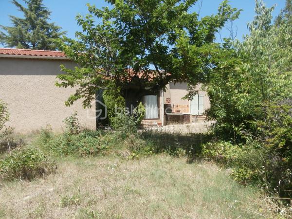En exclusivité :  Dans petit quartier pavillonnaire et impasse. Proche centre du village et commodités. Bastide des années 1974 à rafraichir. Édifiée sur une grande parcelle de 1 162 m2 avec eau du canal d'arrosage. En situation dominante avec jolie vue dégagée sur la Durance. De type 4/5 surface habitable 138 m2. Hall d'entrée/couloir, pièce à vivre de 40 m2 avec cheminée, cuisine indépendante, 3 chambres, dortoir/bureau, salles de bains, toilettes, cave en sous-sol. Garage. Chauffage central Fuel. Tout à l'égout. Prévoir travaux.