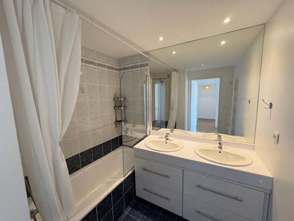À LOUER - Magnifique T3 meublé de 69 m² avec grande terrasse et vue d'exception | Villeurbanne (Rue Louis Guérin / Proche Tête d'Or)