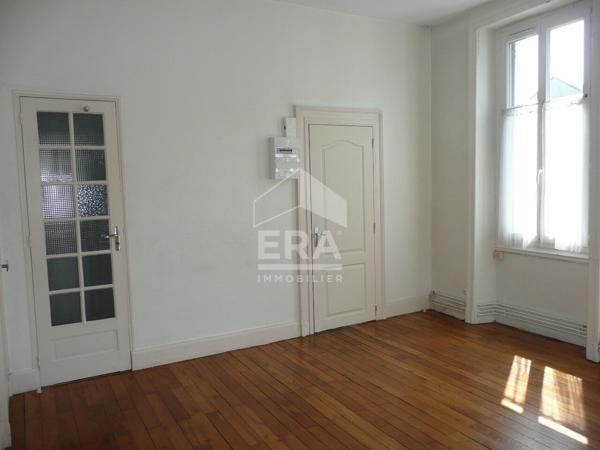 CHATEAUROUX - Centre ville - Immeuble en toute propriété avec local commercial et deux appartements