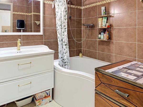 Vente                                                      Appartement
                        
                     2 pièces                      45 m2                     à Le Cannet